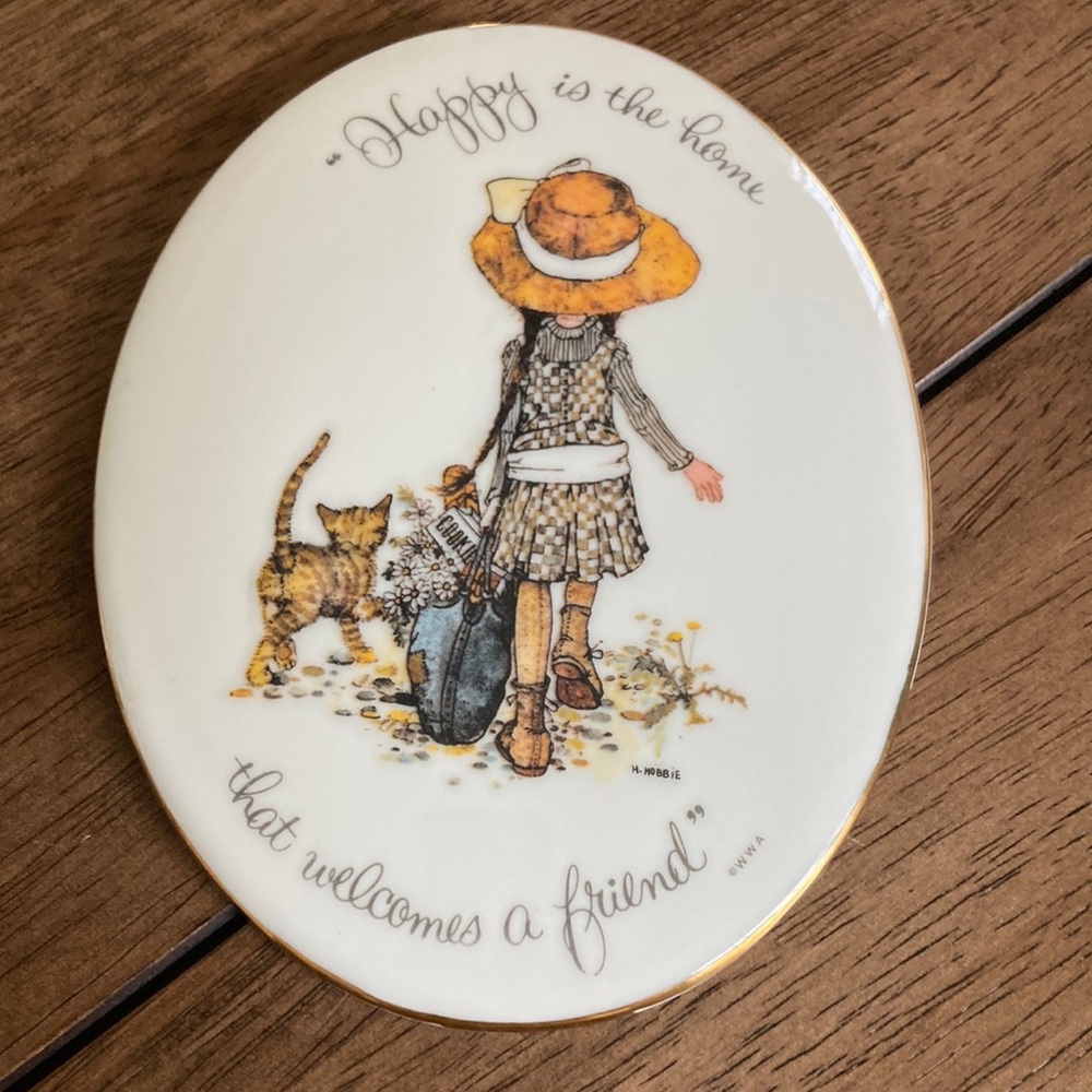 1973 Holly Hobbie porcelain wall art ~ Happy is the home that welcomes a friend
